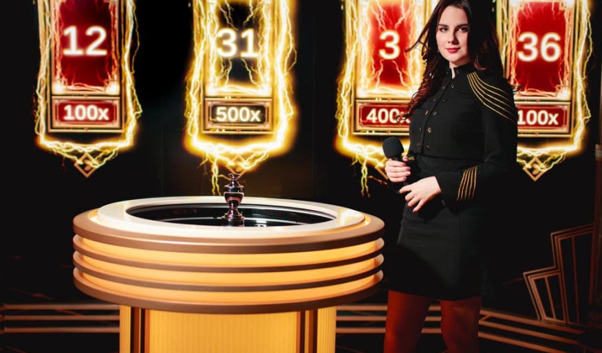 Live Dealer dreht den Roulette Kessel in Lightning Roulette.