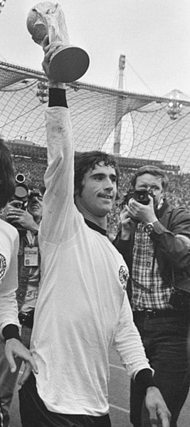 Gerd Müller hält Pokal in die Höhe Schwarz-Weiß-Aufnahme