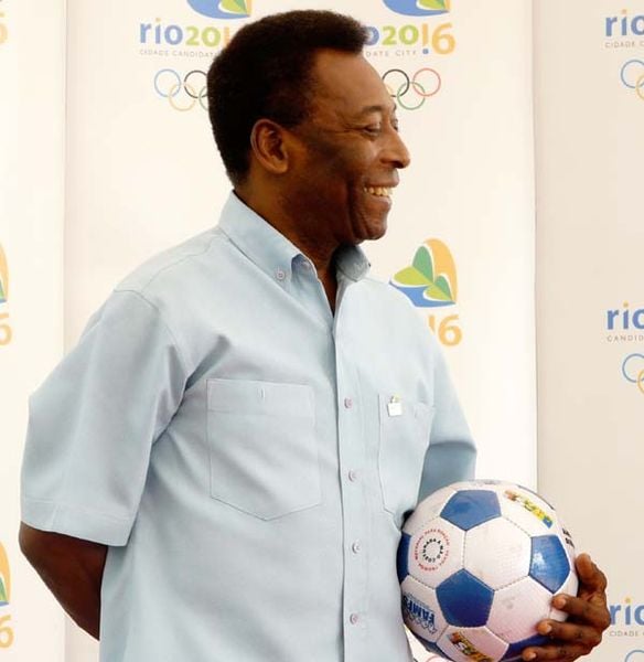 Pelé im Profil mit Fußball in der Hand 