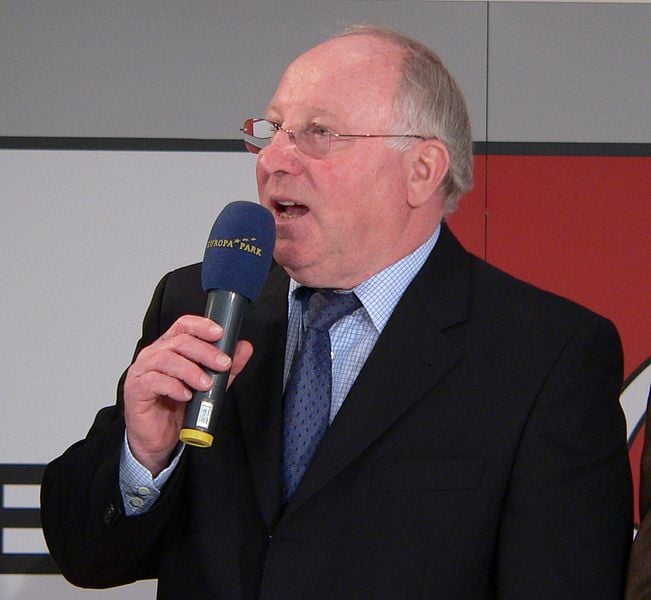 Uwe Seeler spricht ins Mikrofon bei Eröffnung der Arena of Football im Europapark Rust 2006