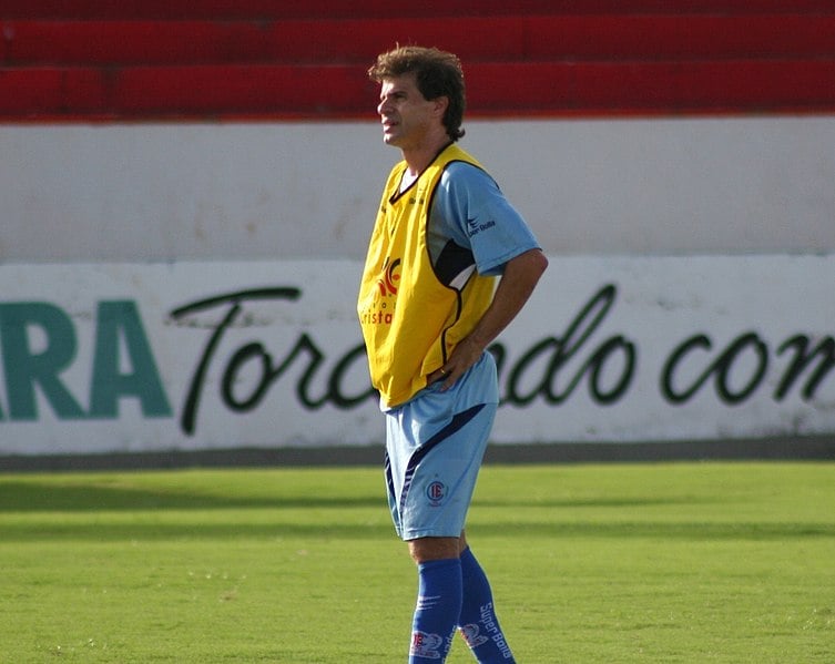 Túlio Maravilha auf dem Fußballfeld Seitenansicht 