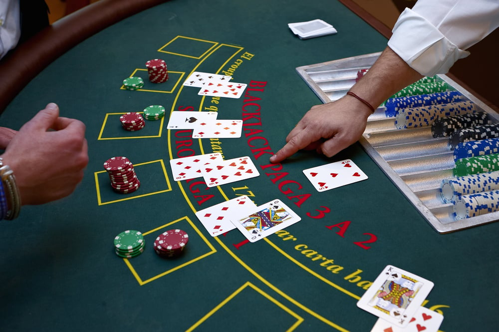 Spielsituation am Blackjack Tisch mit Handkarten, Spielchips und Boxen