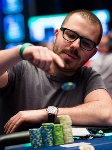 Dan Smith flippt Pokerchip