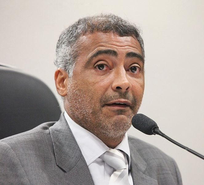 Romário am Mikrofon Frontansicht 