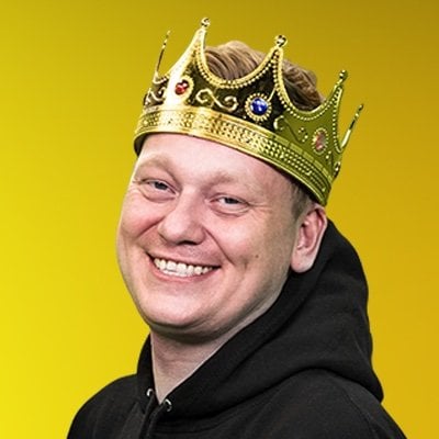 TheRealKnossi Twitter Profilbild Portrait mit Krone gelber Hintergrund