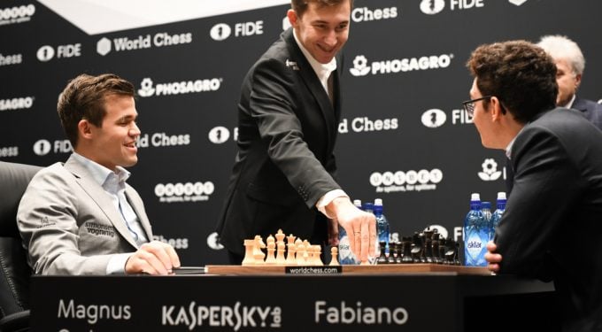 Schach Weltmeisterschaft 2018 Magnus Carlsen am Schachtisch gegen Fabiano Caruana