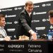 Schach Weltmeisterschaft 2018 Magnus Carlsen am Schachtisch gegen Fabiano Caruana