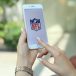 Frauenhand hält Iphone und ruft NFL bei Instagram auf