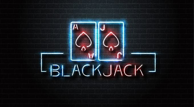 Blackjack Leuchtschrift vor schwarzer Wand