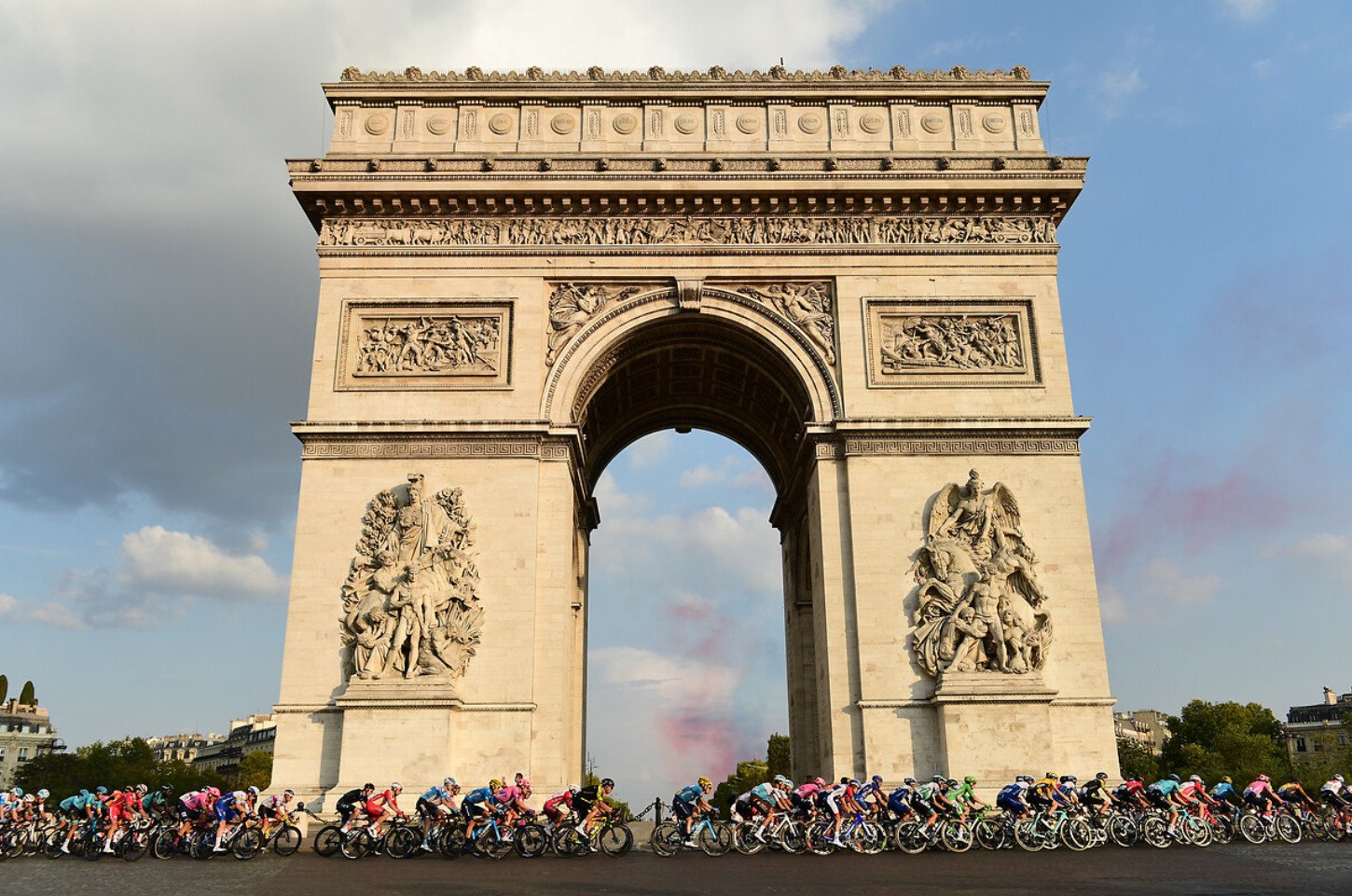 Zieleinfahrt der Tour de France 2020 vor dem Arc de Triomphe