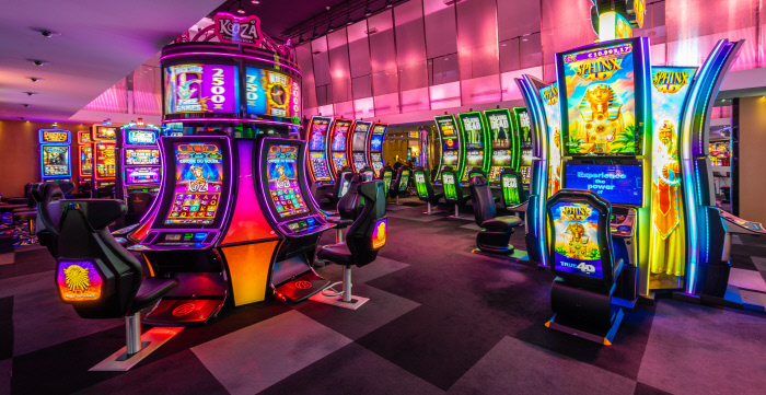 Monaco Casino Café de Paris: Spielsaal mit Spielautomaten im amerikanischen Stil