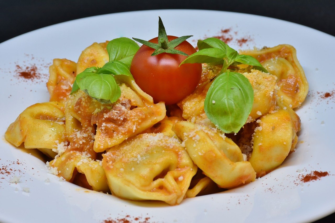 Tortellini Nudeln Pasta Basilikum Tomaten