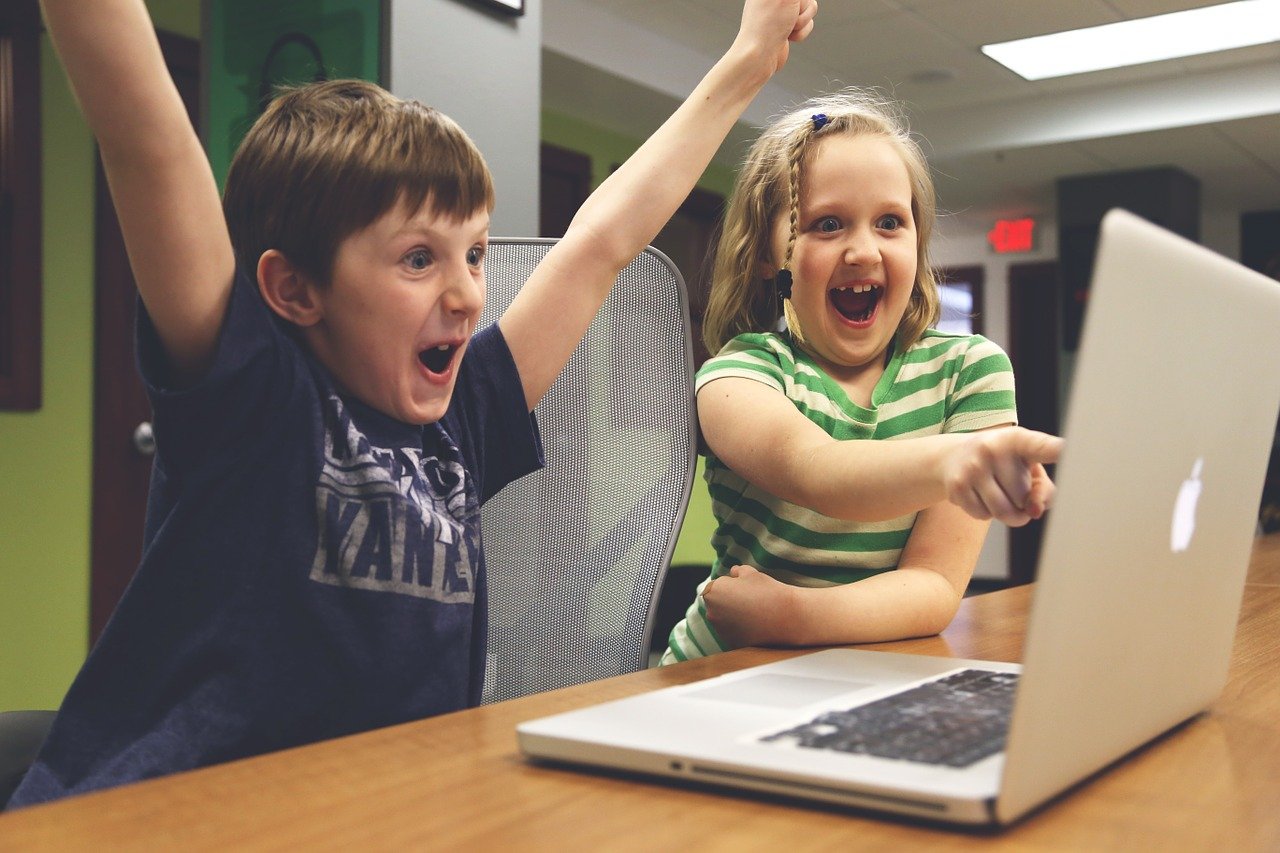 Kinder am Laptop