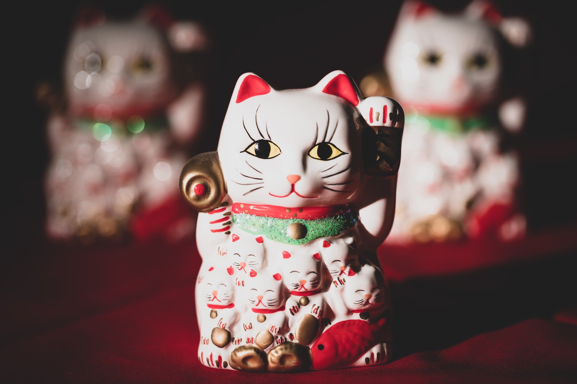 Die winkende Glückskatze Maneki Neko ist ein Glücksbringer Tier aus Japan