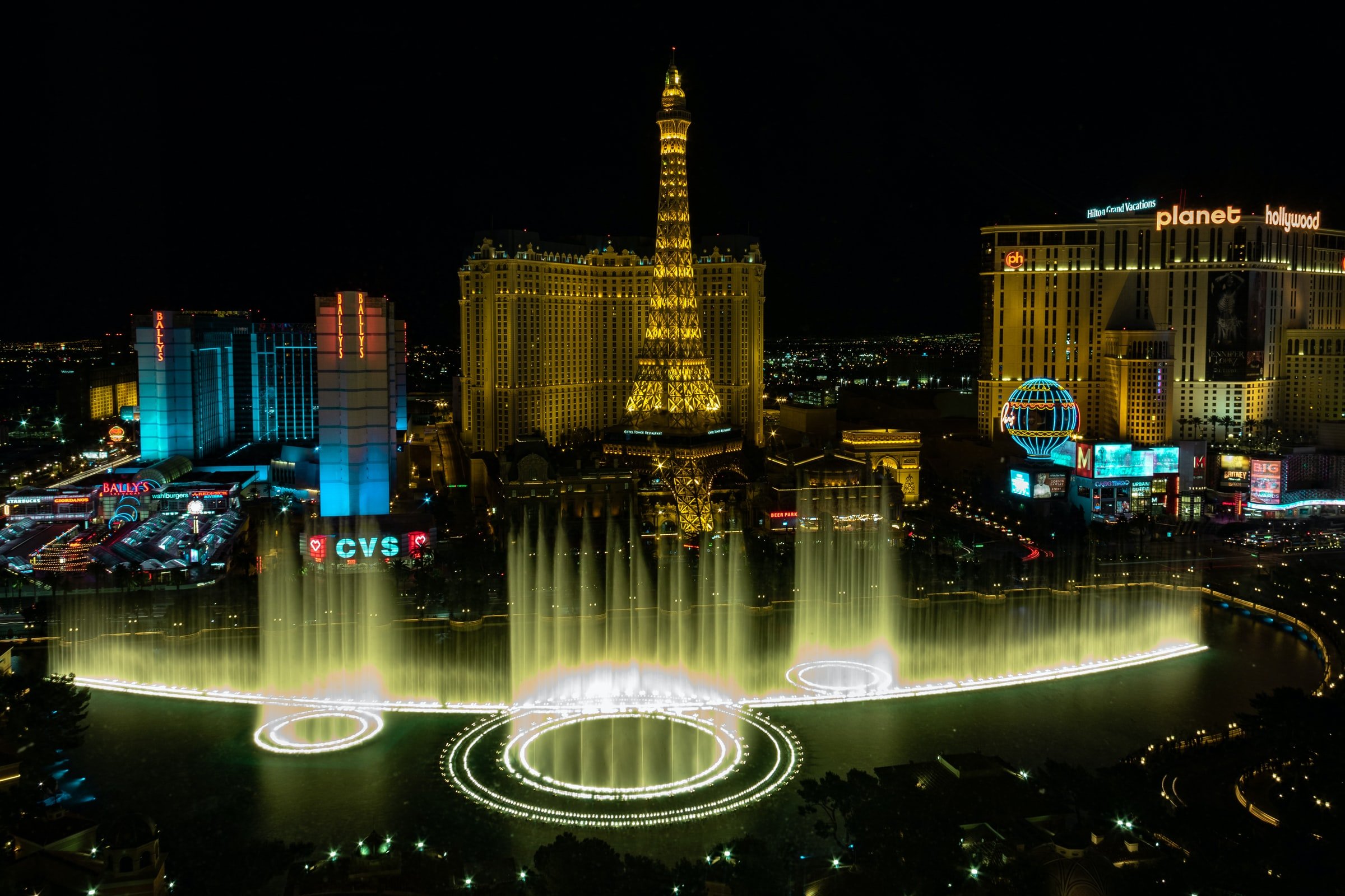 Blick auf den Las Vegas Strip und die Fontänen des Bellagio Hotels