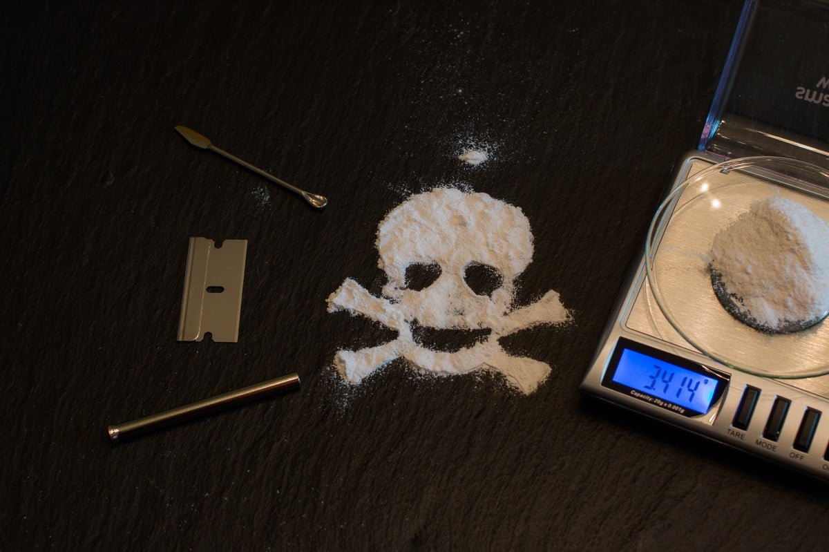 Kokain Pulver Totenkopf Rasierklinge Waage