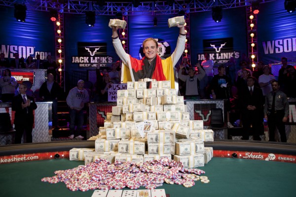 Pius Heinz nach seinem WSOP Gewinn am 9. November 2011