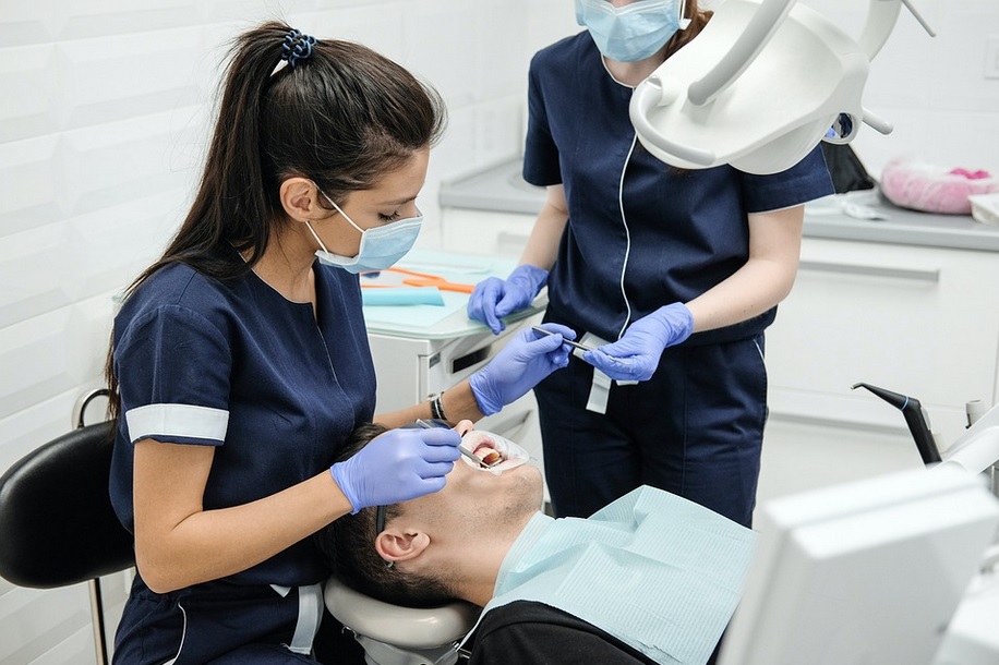 Zahnarzt Zahnärztin Patient Zahnuntersuchung