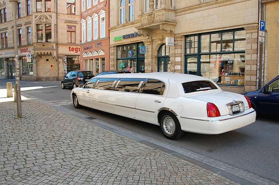 Weiße Limousine in der Stadt