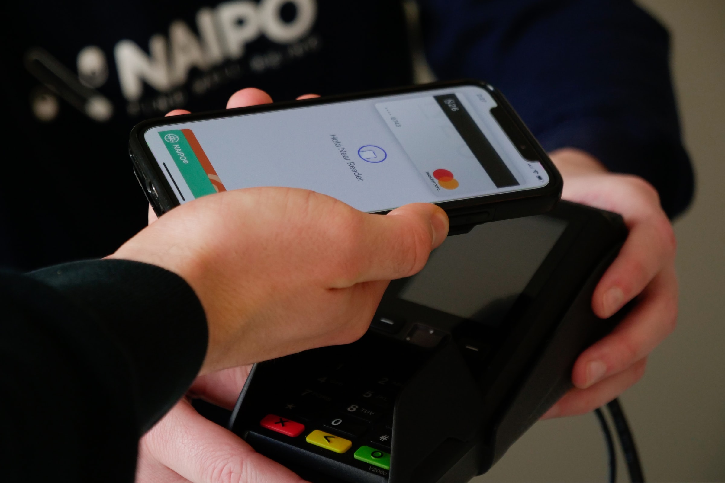 Bargeldlose Zahlung mit Smartphone und Google Pay per NFC an einem Terminal.