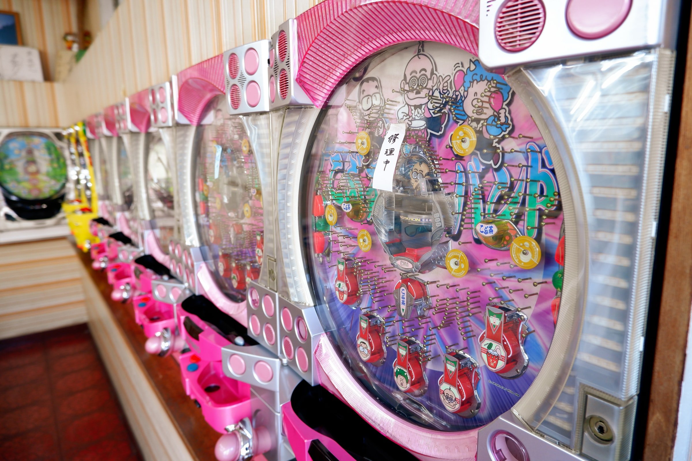 Moderne Pachinko Spielautomaten im Pop-Design (Bild: Susann Schuster / Unsplash).