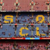 Camp Nou Heim-Stadion des FC Barcelona mit Club-Motto "Mes que un club" (Mehr als ein Club). Der Vertrag zwischen Lionel Messi und dem FC Barcelona gilt als der größte aller Sportverträge (Bild: Klemens Köpfle / Unsplash).