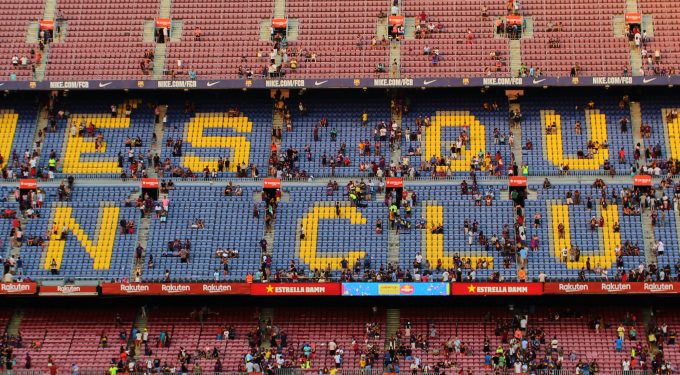 Camp Nou Heim-Stadion des FC Barcelona mit Club-Motto "Mes que un club" (Mehr als ein Club). Der Vertrag zwischen Lionel Messi und dem FC Barcelona gilt als der größte aller Sportverträge (Bild: Klemens Köpfle / Unsplash).