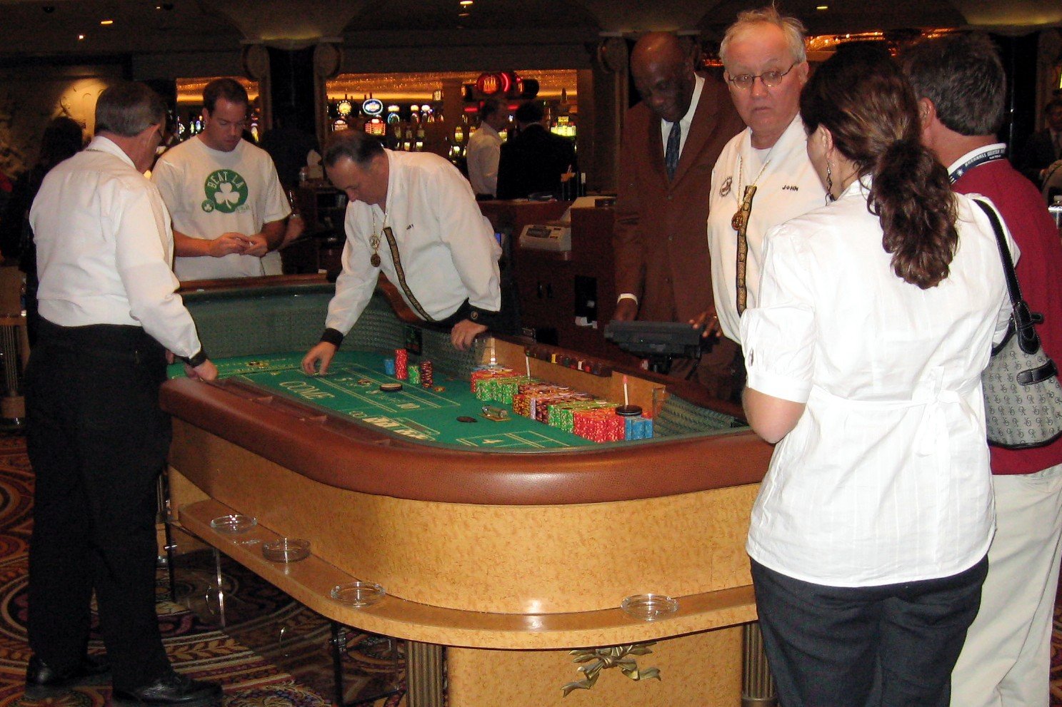 Craps Table im Caesars Palace mit Personal