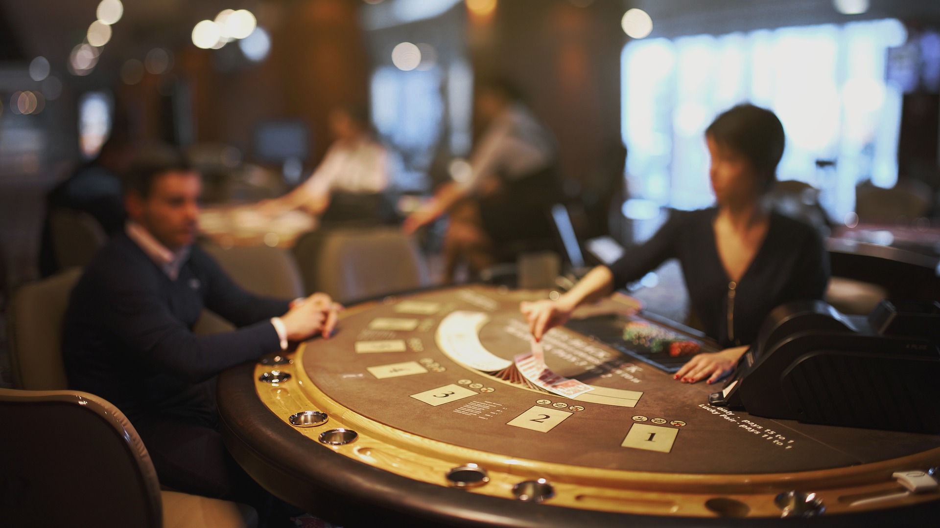 Halbrunder Blackjack-Tisch in der Spielbank mit Spieler und Dealer.