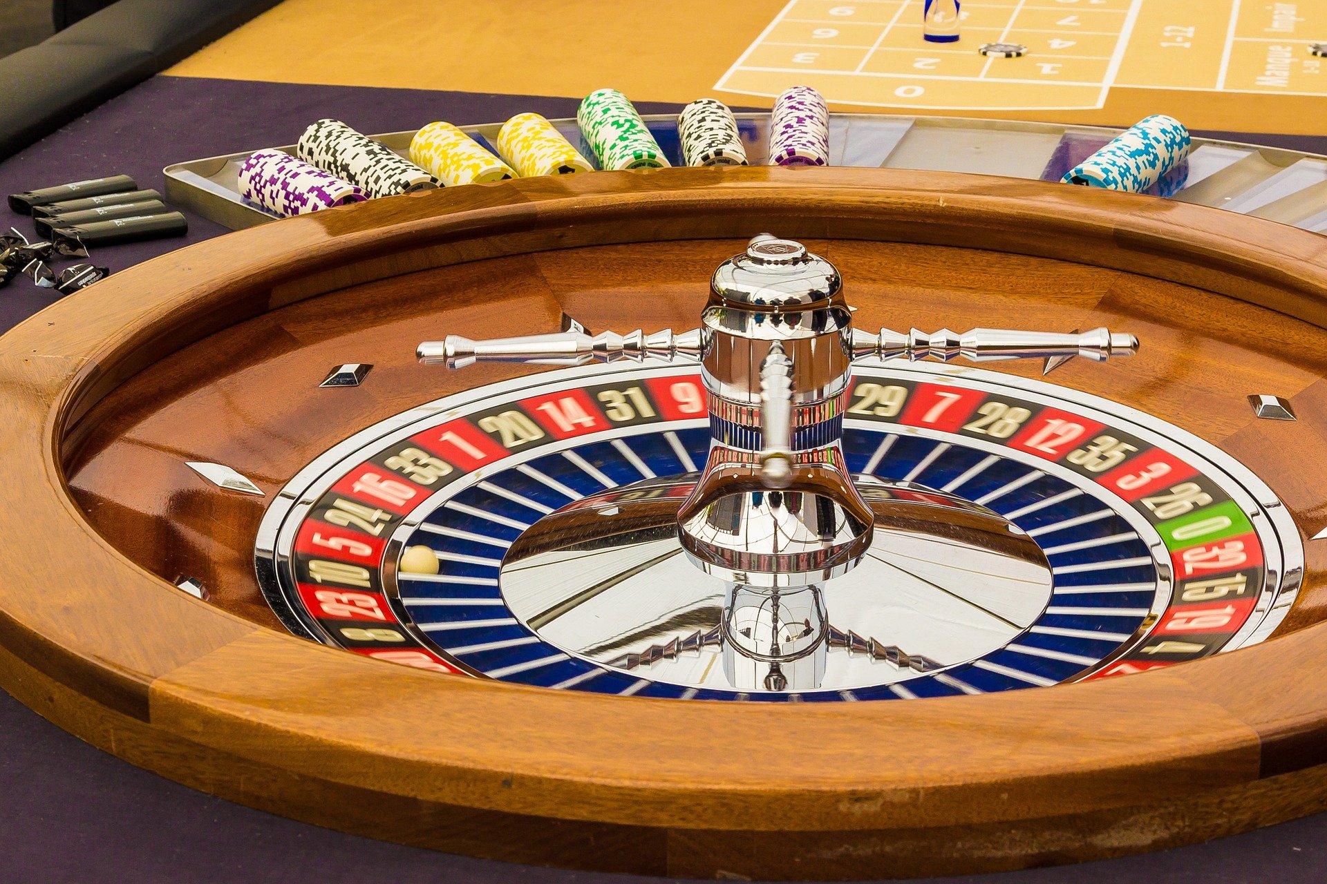 Roulettekessel am Roulettetisch im Casino in Nahaufnahme.