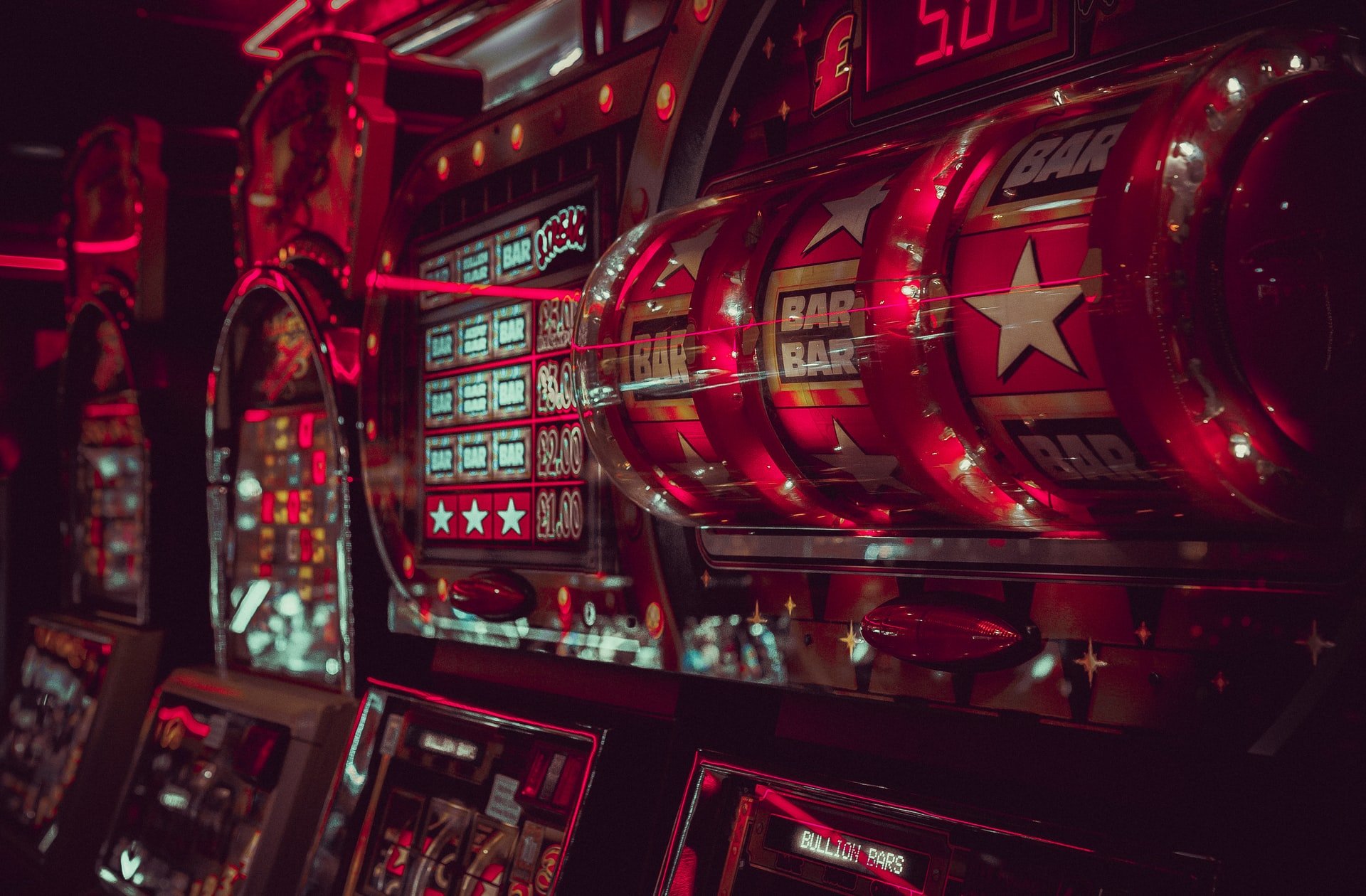 Nahaufnahme eines Spielautomaten im Stil eines Einarmigen Banditen in Las Vegas.