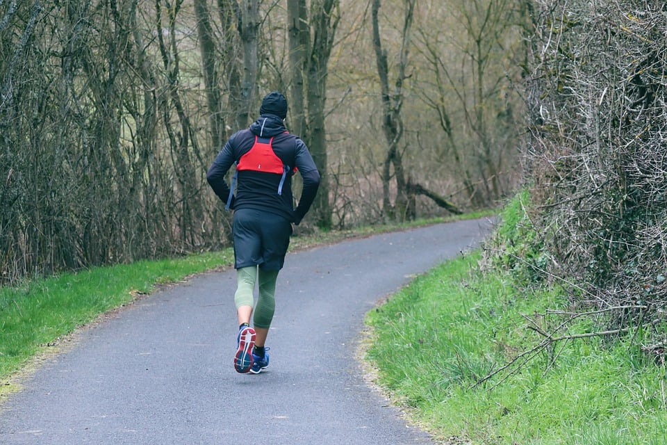 Jogger auf Waldweg