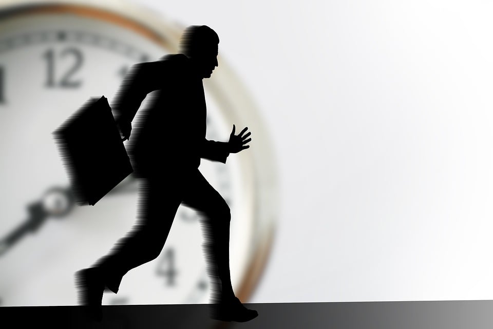 Schattenfigur rennt mit Aktenkoffer Uhr im Hintergrund