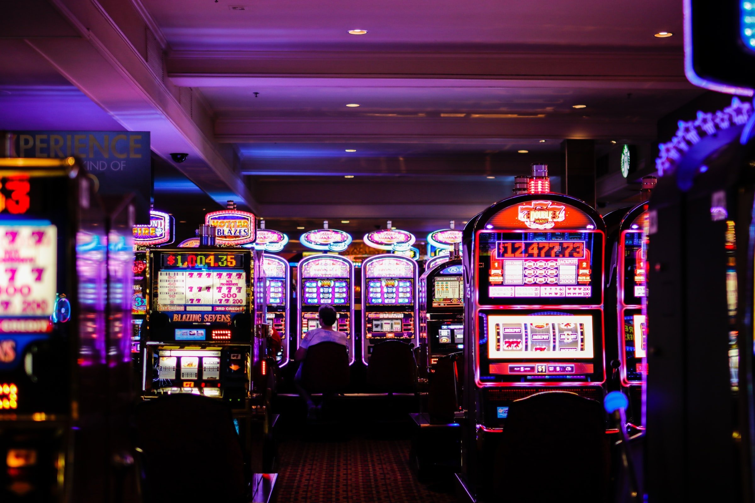 Spielautomaten im Casino im Neonlicht.