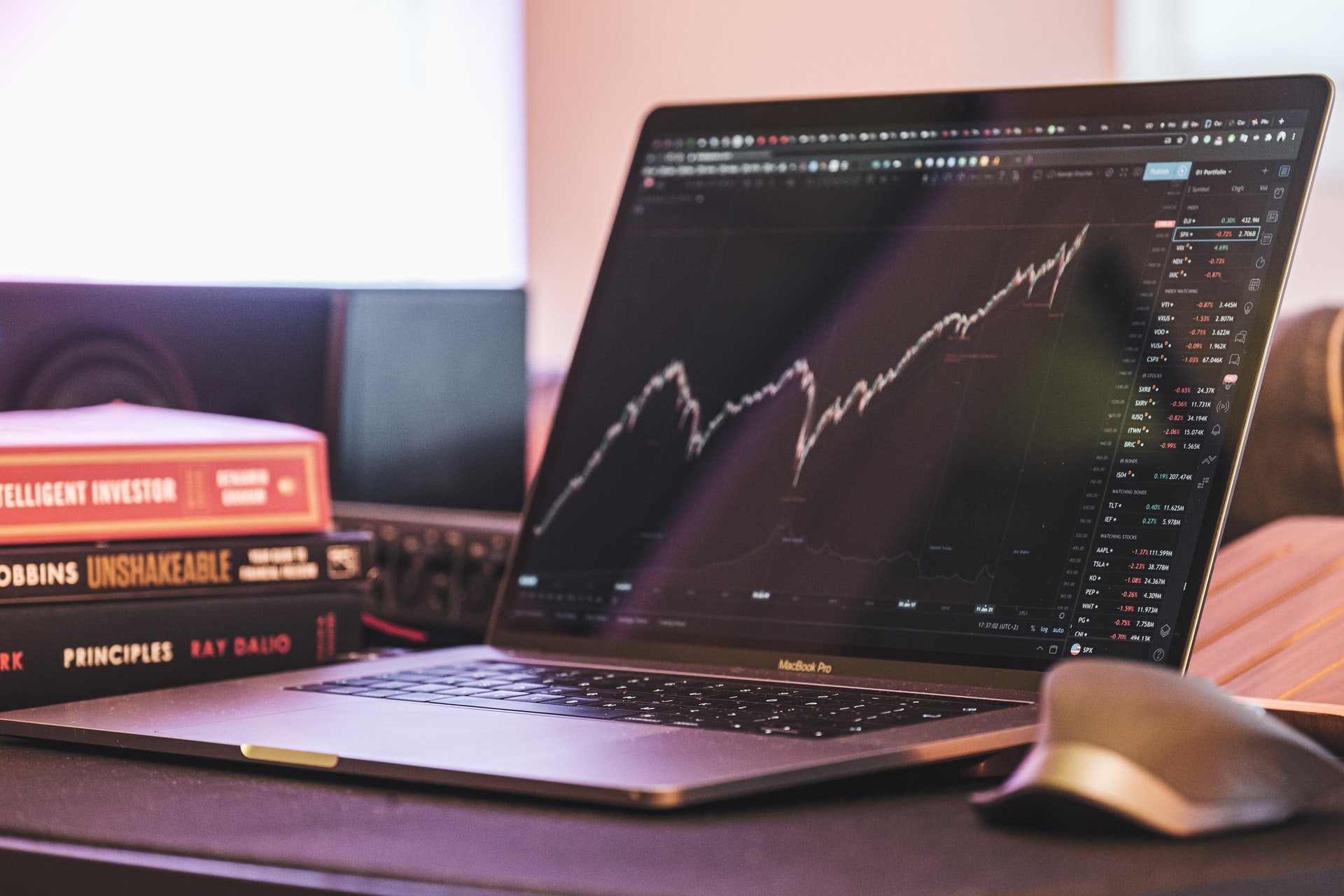 Börsenkurse auf einem Laptop-Bildschirm