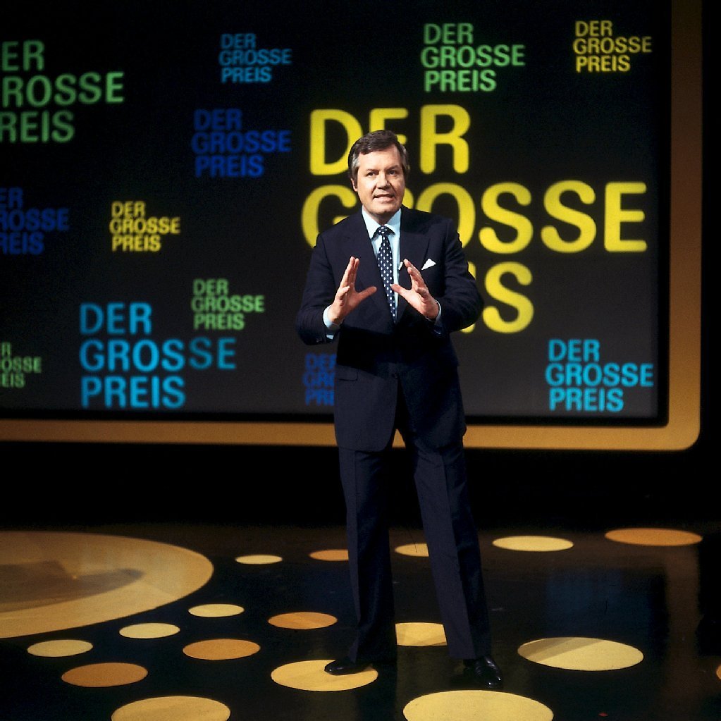 Wim Thoelke vor der berühmten Multivisionswand von "Der Große Preis."