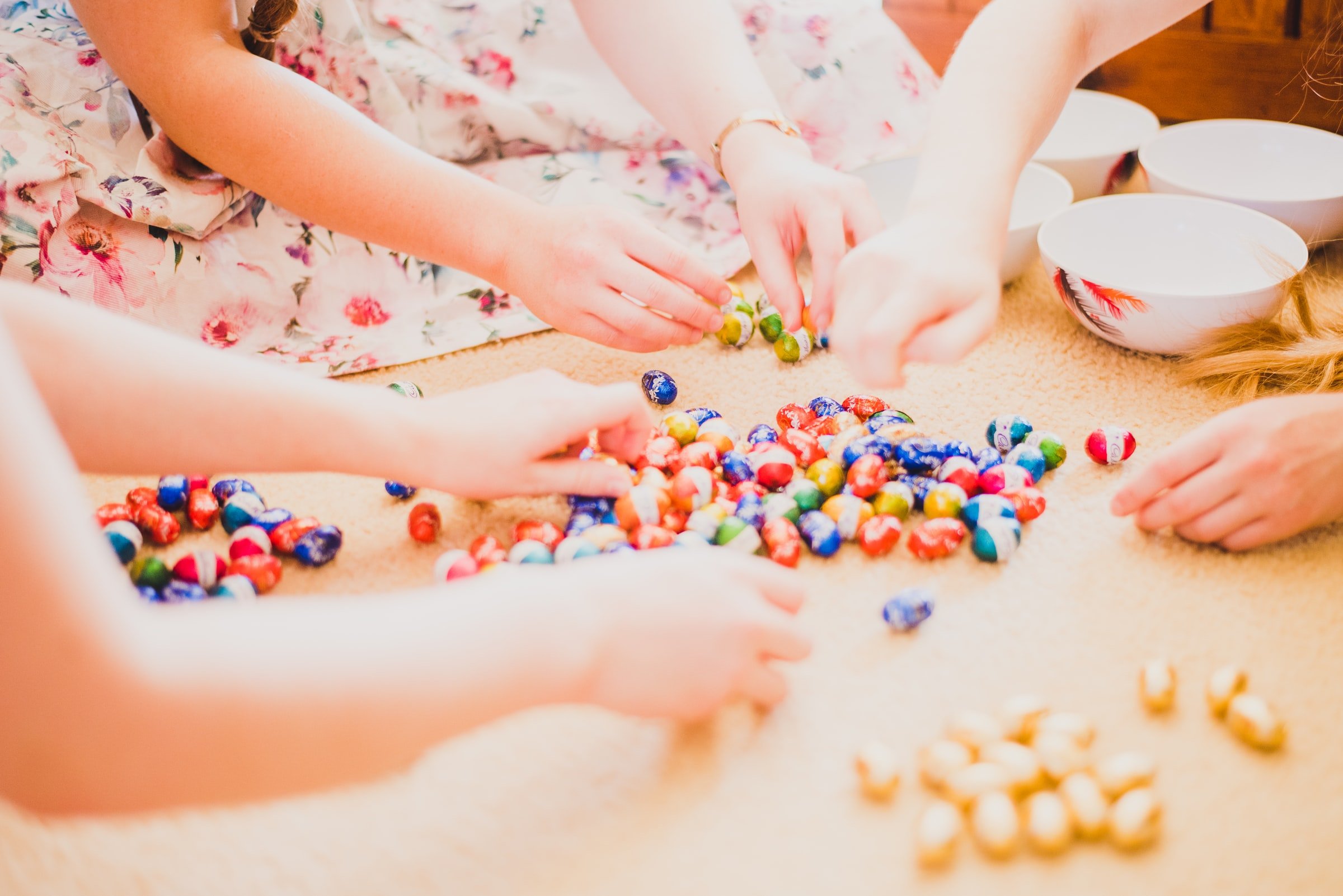 Kinder verteilen Schokoladen-Eier unter sich