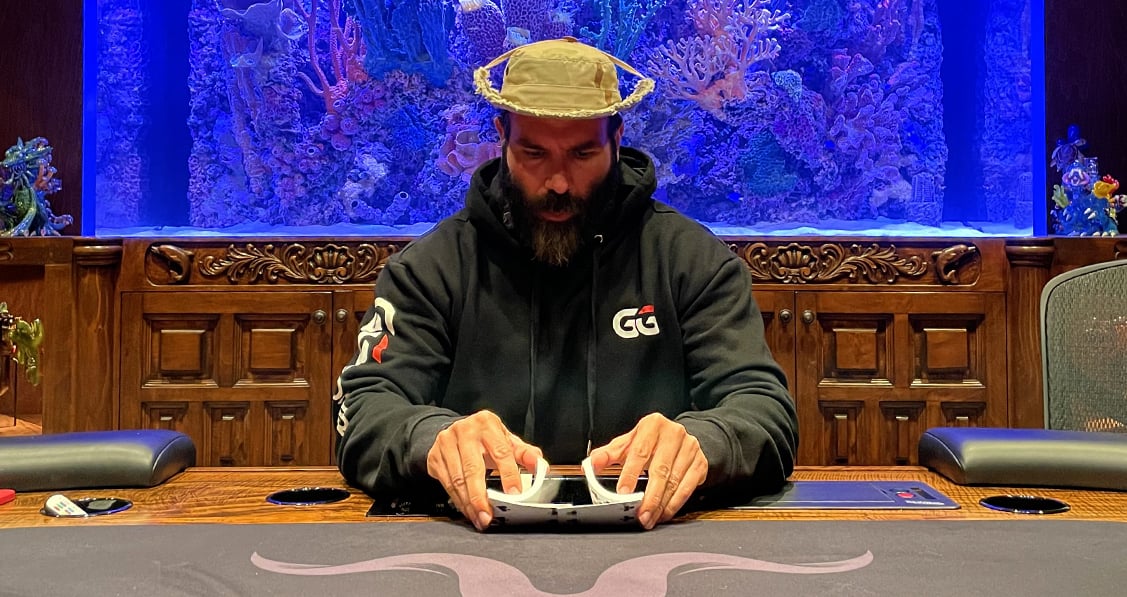 Der Pokerspieler Dan Bilzerian beim Kartenmischen am Spieltisch.