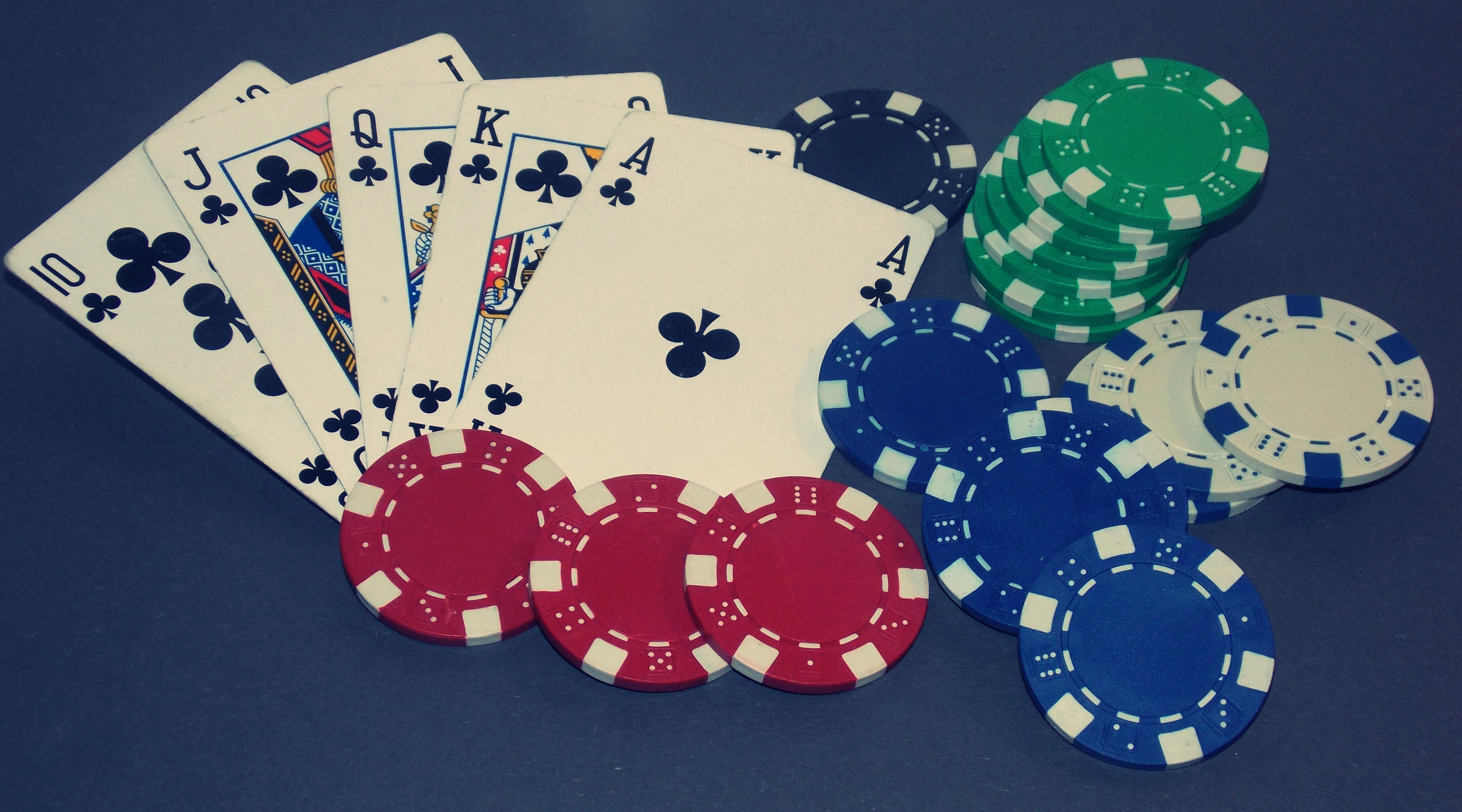 Pokerkarten und Pokerchips auf einem Spieltisch