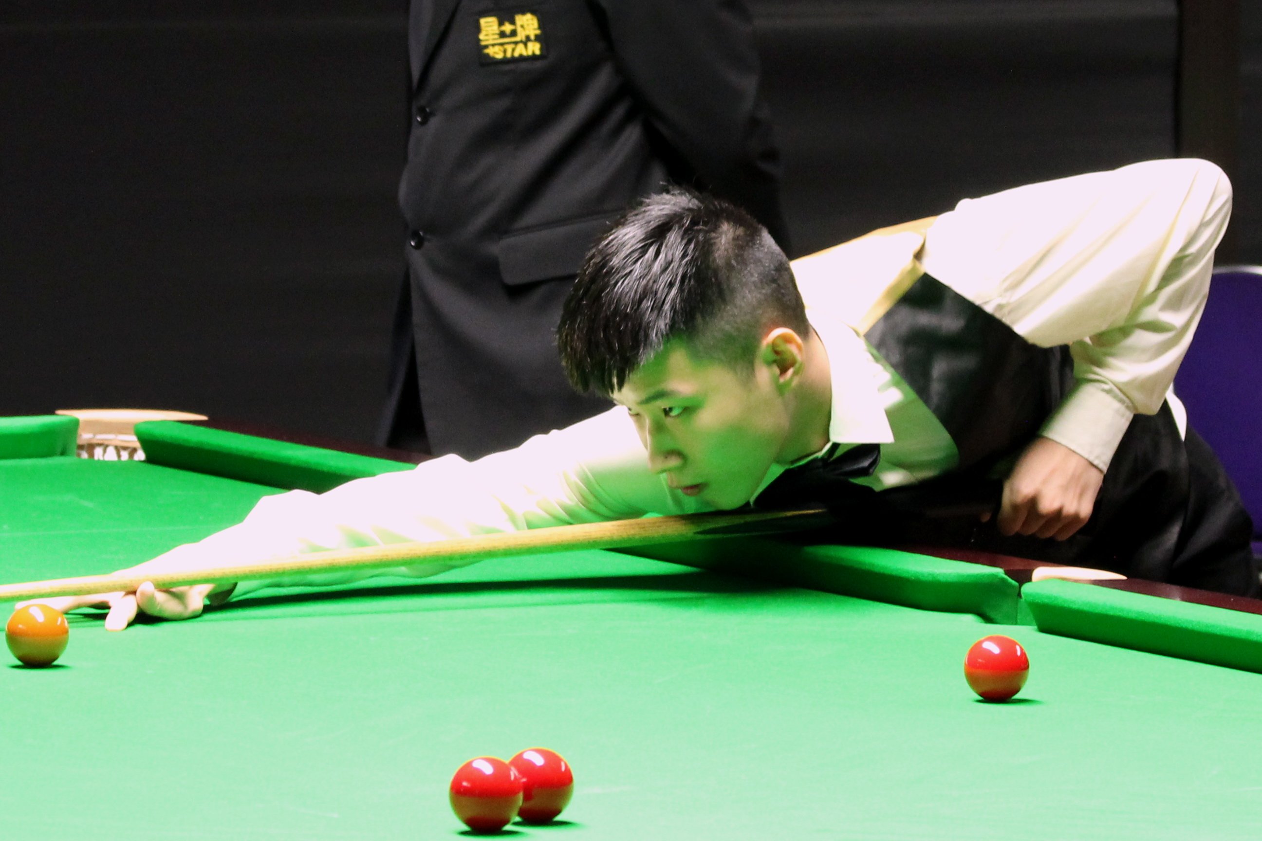 Snooker Profi Zhao Xintong beim Paul Hunter Classic 2016