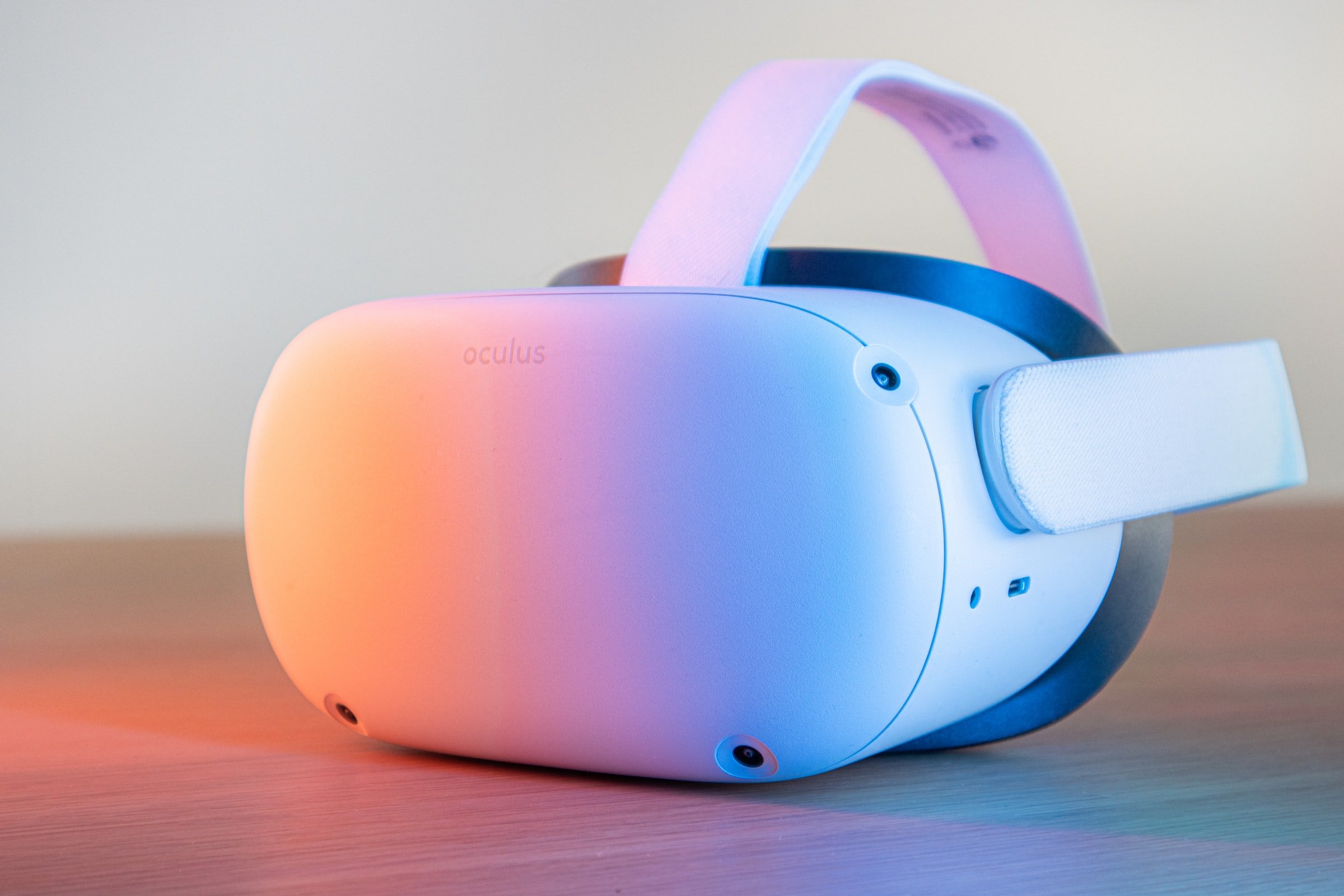 Nahaufnahme: Ein Oculus Virtual Reality Headset in weiß auf einem Tisch