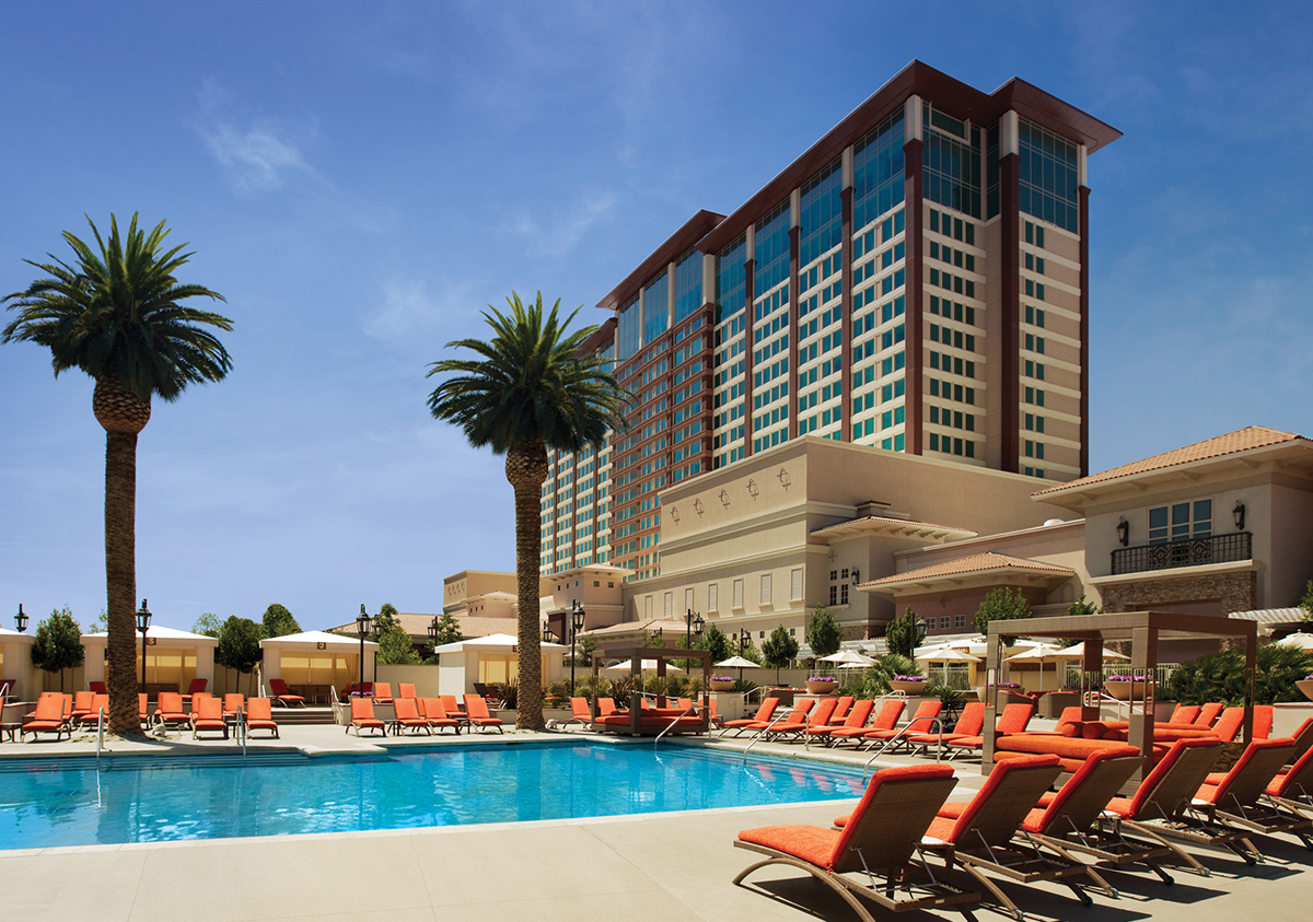 Poolbereich und Seitenansicht des Thunder Valley Casino Resort in Kalifornien.