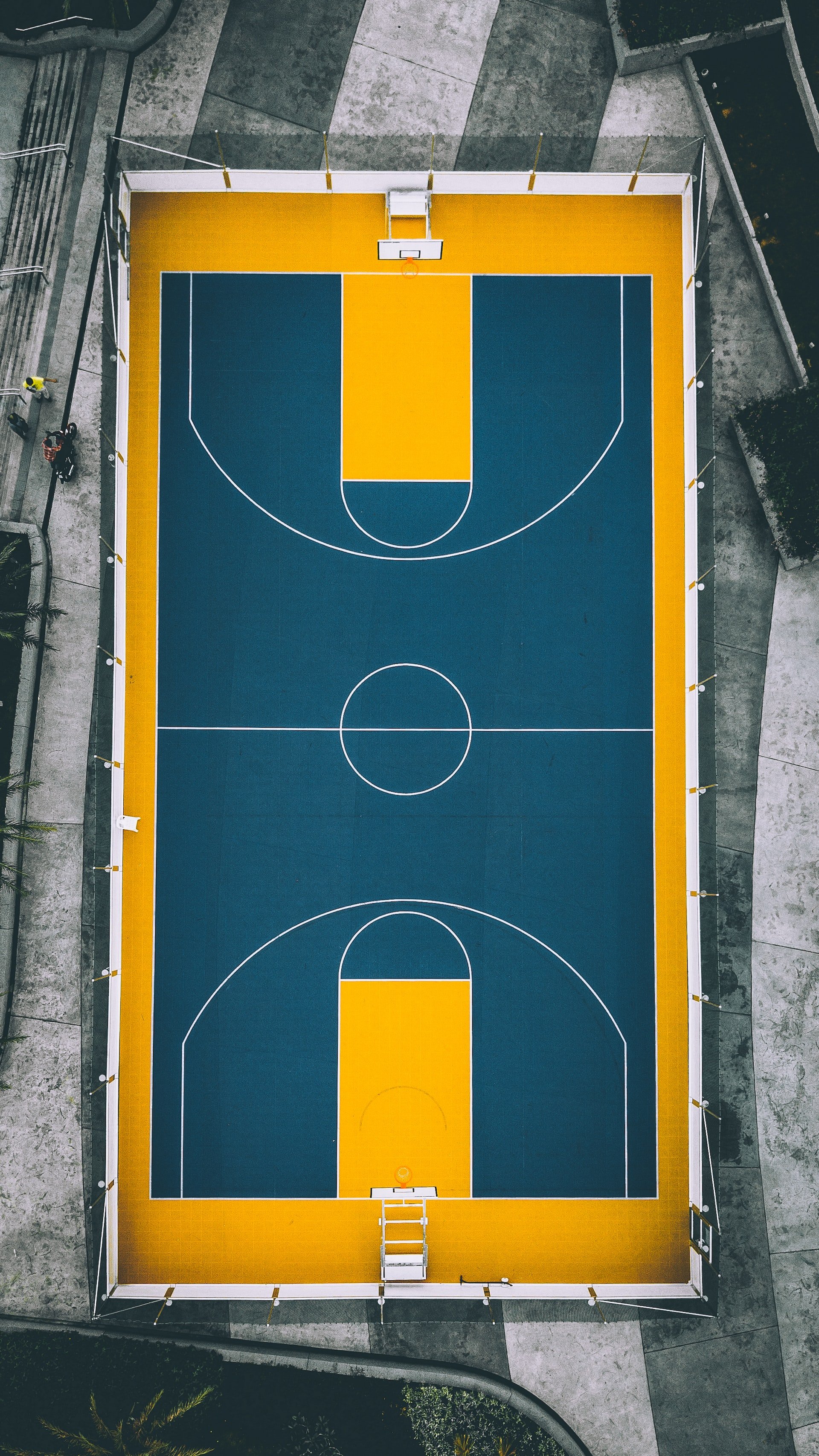 Luftaufnahme: Basketball Court von oben