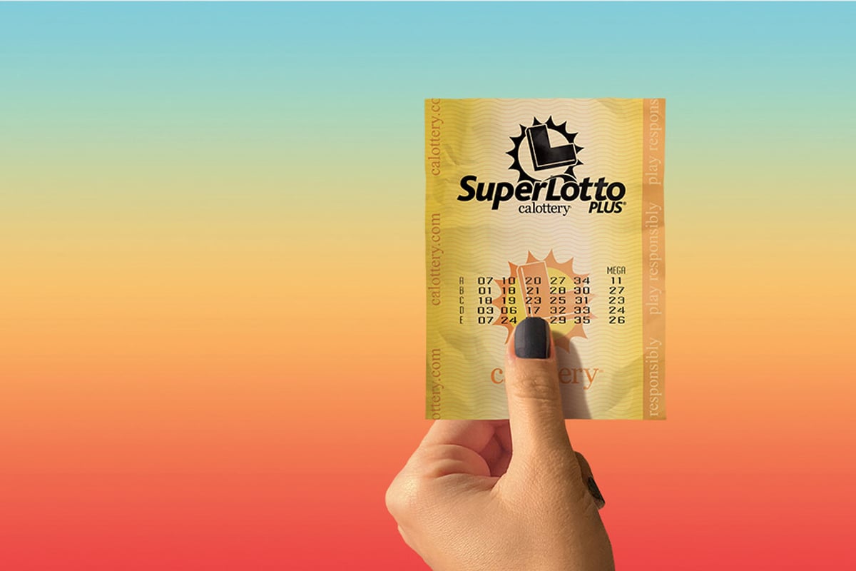 Eine Hand hält einen Lottoschein der SuperLotto Plus.