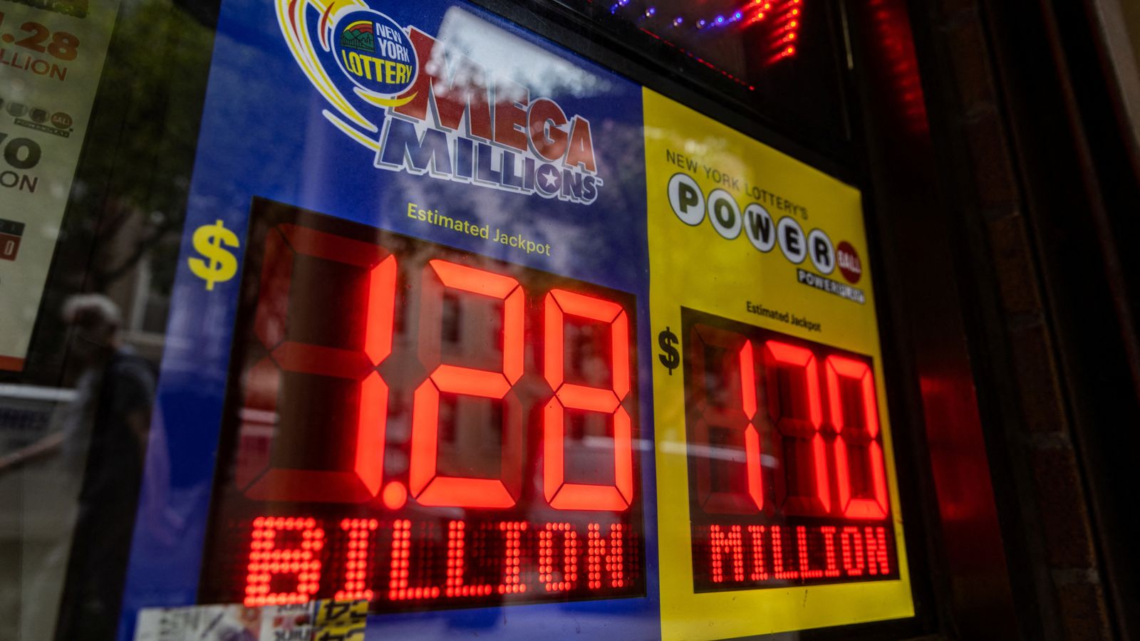 Aushang der aktuellen Jackpots von Mega Millions und Powerball in den USA.