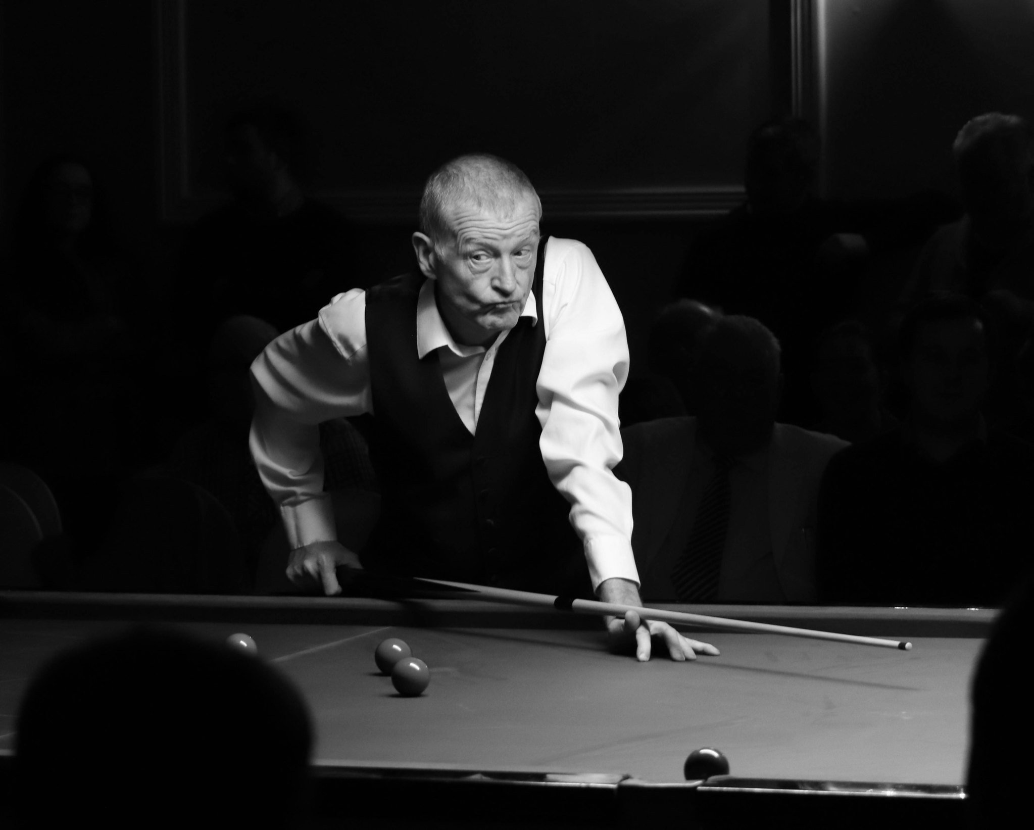 Schwarz-Weiß Aufnahme des Snooker-Profis Steve Davis am Snookertisch im Jahr 2019