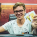 Aufnahme von Fedor Holz am Poker Spieltisch mit 2 Karten und Chips