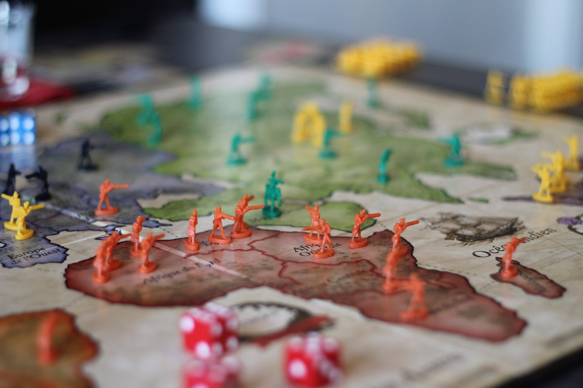 Foto: Nahaufnahme des Spielbrettes mit Spielfiguren beim Strategiespiel Risiko.