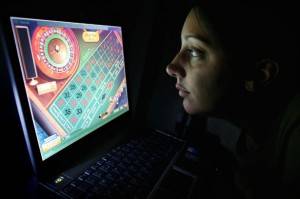 Eine Frau spielt im Online Casino Frauen verwetten mehr virtuelles Geld als Männer