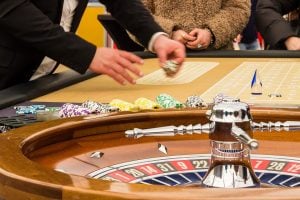 Eine Szene aus einem Casino ist zu sehen.